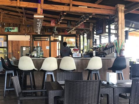 Roy's Hotel & Beach Bar .